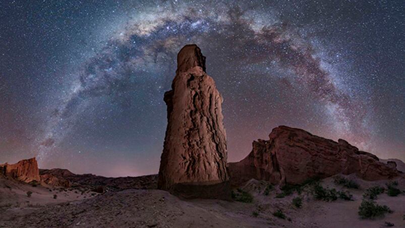 Santile ganó con la imagen “El vigía”, donde se observa la Vía Láctea con en el árido paisaje de Cafayate.