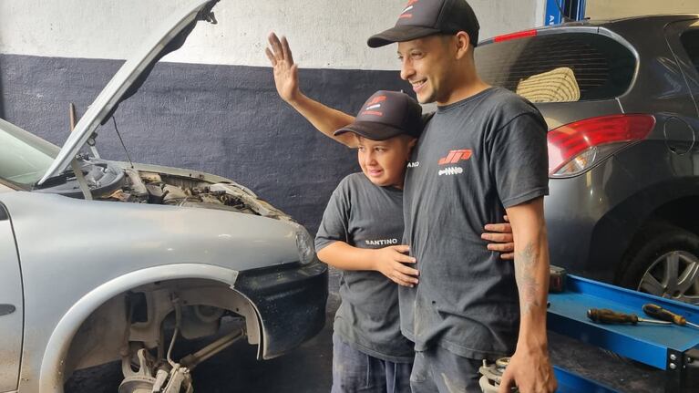 Santino deslumbra con sus conocimientos mecánicos.