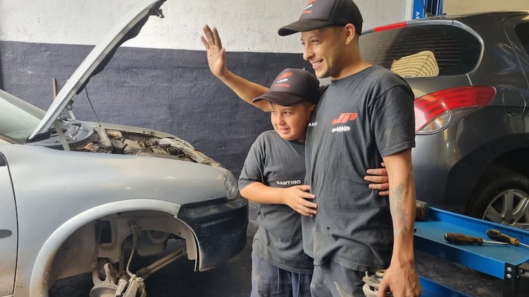 Santino deslumbra con sus conocimientos mecánicos en el taller de su papá.