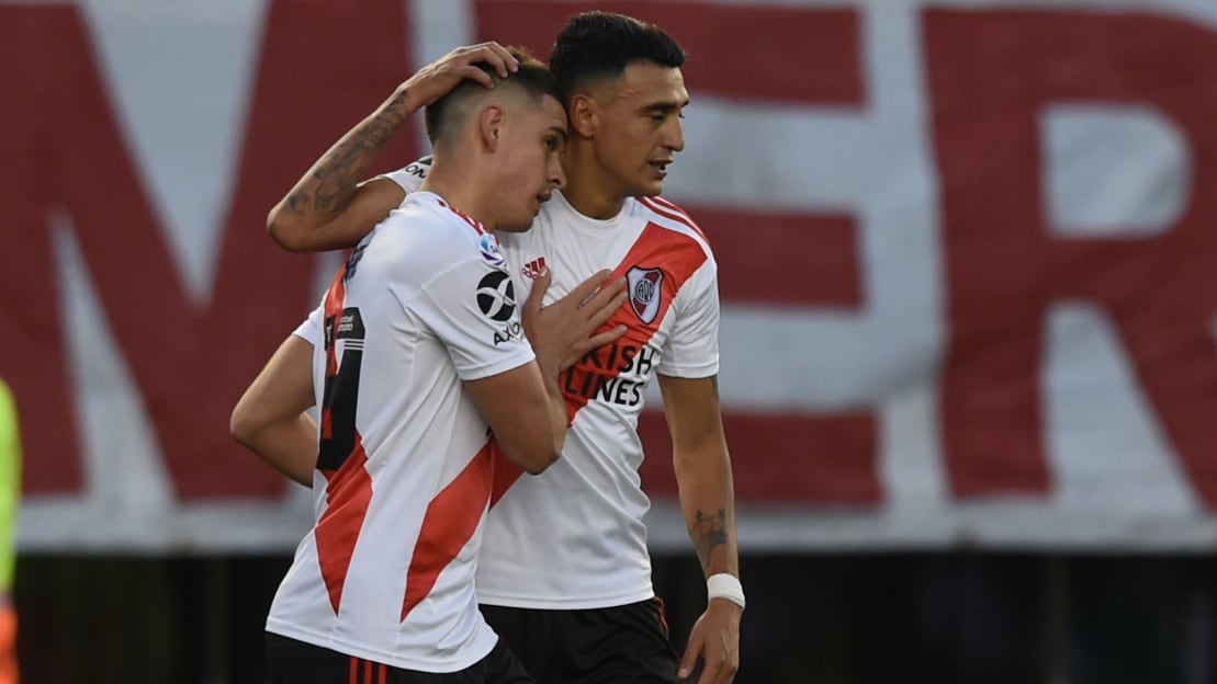 Santos Borré abraza a Matías Suárez, el mejor de la cancha. Foto: River.