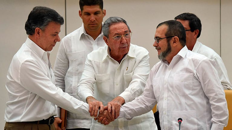 Santos, Castro y "Timochenko" acordaron la paz. Foto: AFP.
