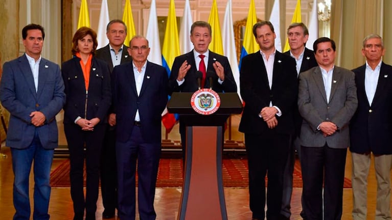 Santos le habló a los colombianos y al mundo junto a sus principales funcionarios.