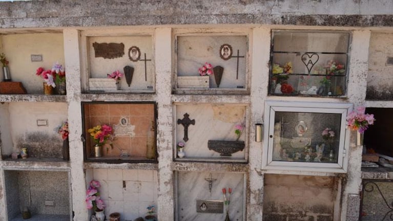 Saquearon el cementerio de Lucio V. Mansilla y destruyeron los nichos