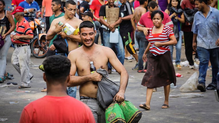 Saqueos y violencia en Venezuela tras la eliminación del billete de 100.