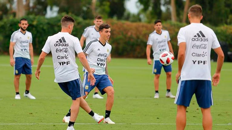 Saravia vive sus primeros minutos como jugador de Selección.