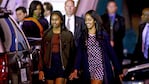 Sasha y Malia, las hijas de Barack y Michelle Obama, al llegar al país.