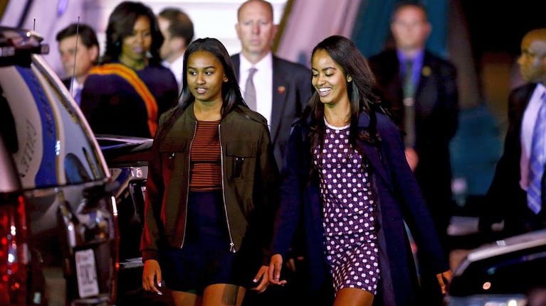 Sasha y Malia, las hijas de Barack y Michelle Obama, al llegar al país.