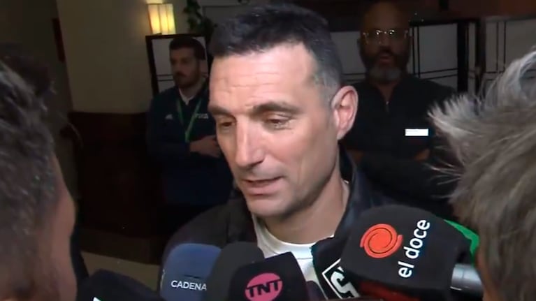 Scaloni con El Doce en el sorteo del Mundial.