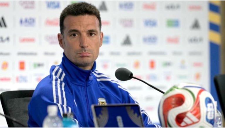Scaloni en conferencia de prensa