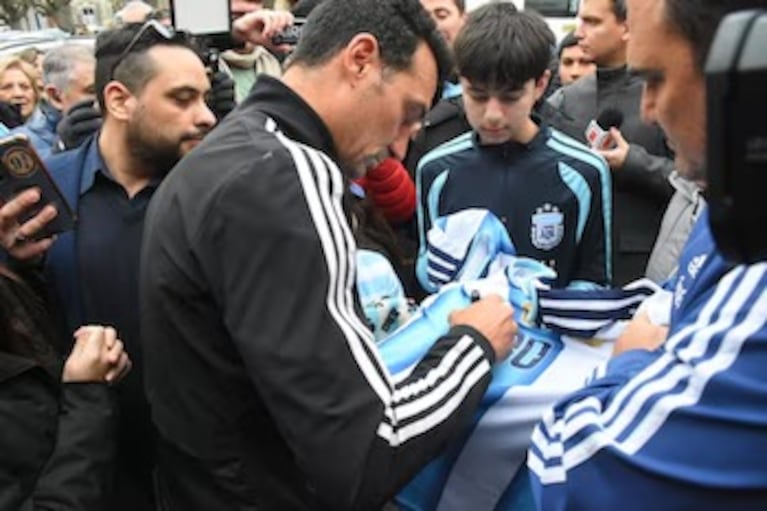 Scaloni en su regreso a Pujato.