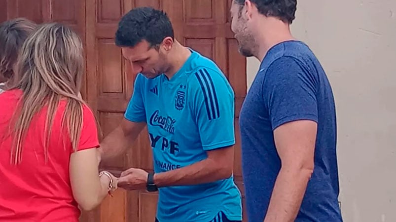 Scaloni firmando autógrafos en la puerta de su casa. Foto: Marti Avalos.