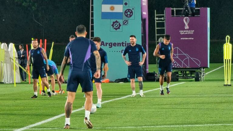 Scaloni piensa en los cambios para el sábado. Foto: Lucho Casalla/ElDoce.