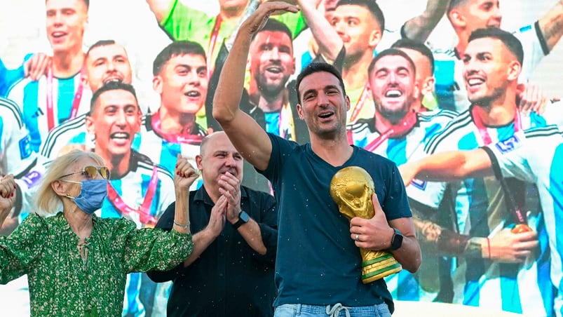 Scaloni, rojo durante el homenaje en Pujato. 