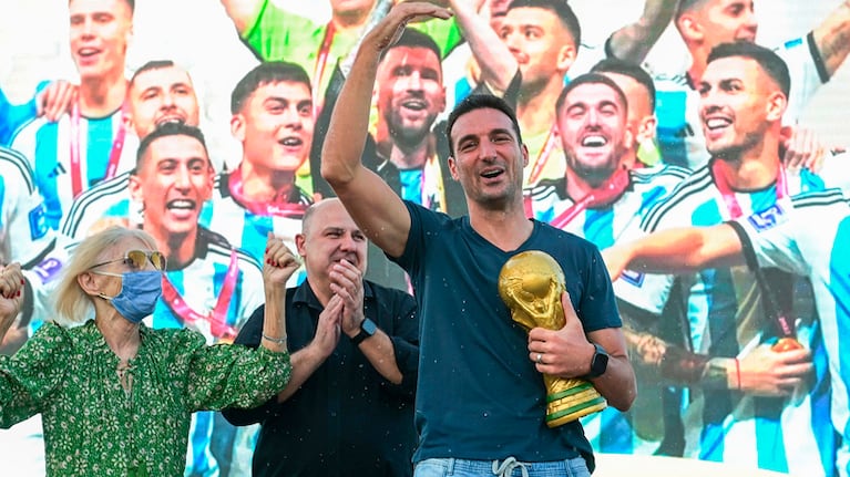 Scaloni, rojo durante el homenaje en Pujato.