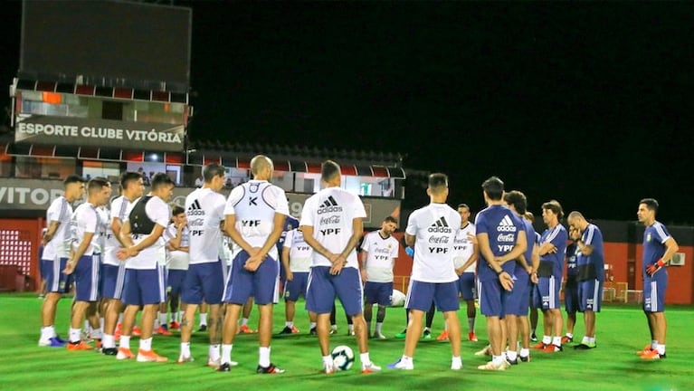 Scaloni se propuso como objetivos fortalecer el grupo y lograr hacer sentir cómodo a Messi. / Foto: AFA