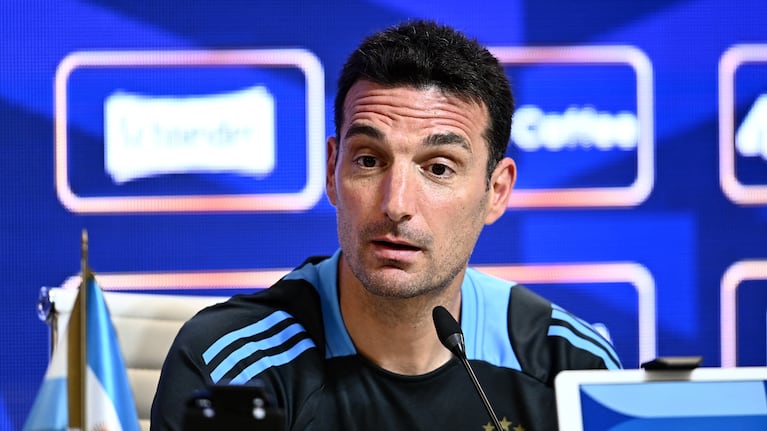 Scaloni se puso la camiseta de un equipo del ascenso. REUTERS/Pedro Lazaro Fernandez