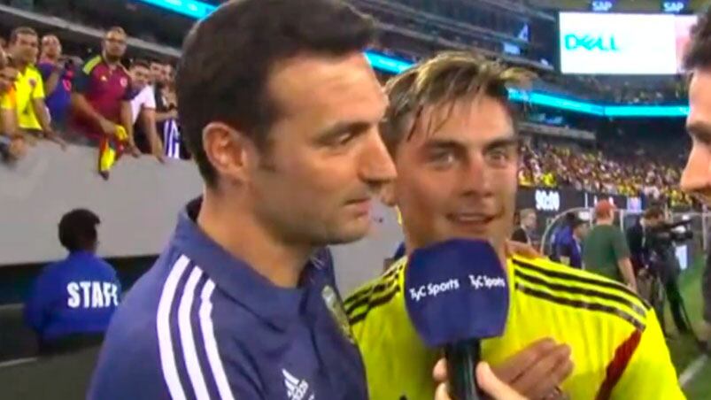 Scaloni y Dybala, abrazados y sonriendo a cámara. / Foto: Captura TV