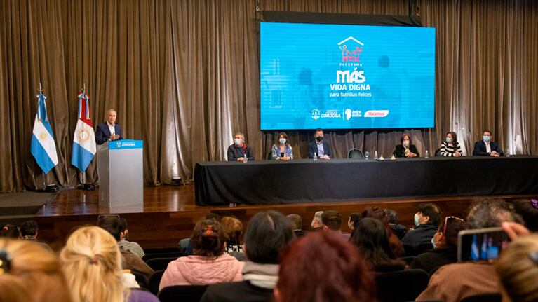 Schiaretti encabezó la presentación de los créditos Más Vida Digna.