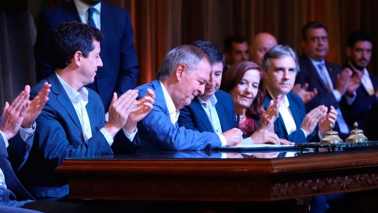 Schiaretti firmó el convenio junto a los ministros De Pedro y Arroyo.