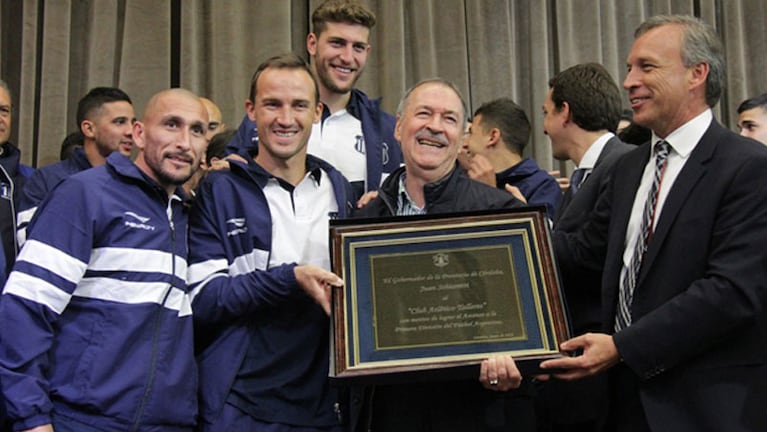 Schiaretti junto a Giñazú, Klusener, Strahman y el presidente del Club, Andrés Fassi. 