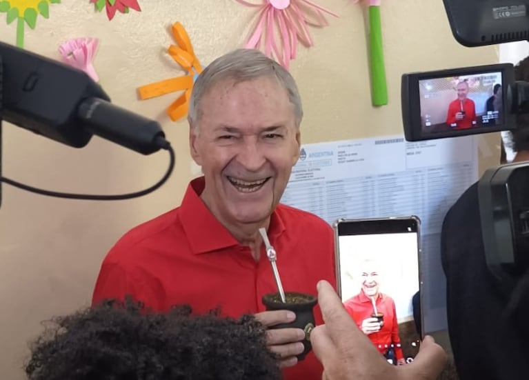 Schiaretti, sonriente en su mesa al votar. Foto: El Doce.