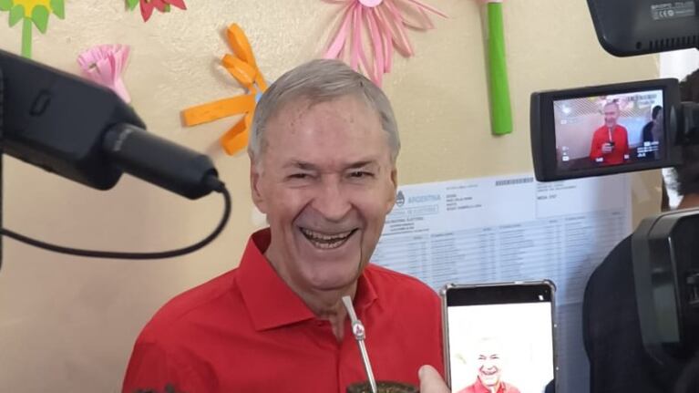 Schiaretti, sonriente en su mesa al votar. Foto: El Doce.