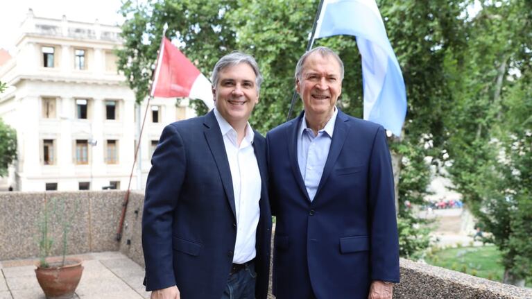 Schiaretti y Llaryora firmaron convenios en la Municipalidad
