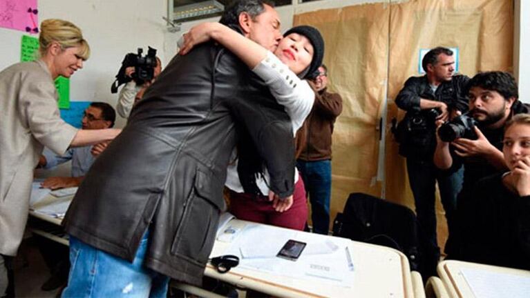 Scioli y el beso a la chica de la selfie