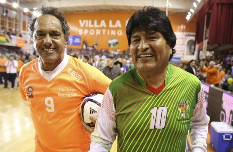 Scioli y Evo, fútbol y campaña