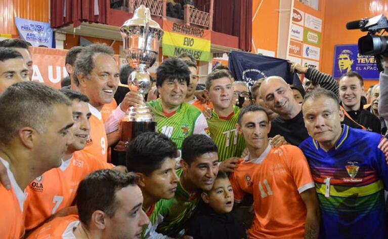 Scioli y Evo, fútbol y campaña