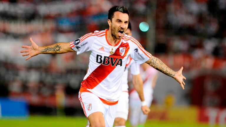 Scocco tardó 36 minutos en convertir su primer gol en River.