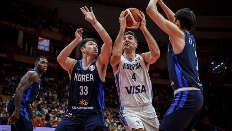 Scola ataco el aro entre dos coreanos. El capitán está más vigente que nunca en su quinto Mundial. Foto: FIBA.