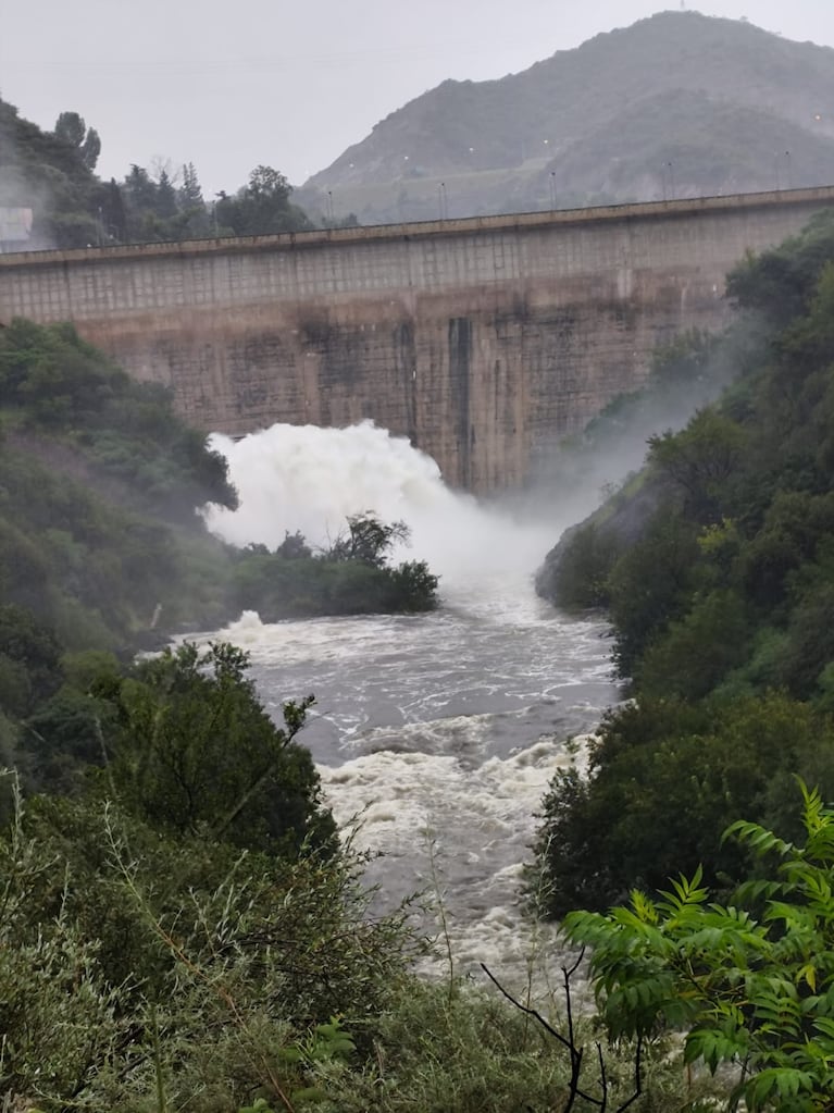 Se abrieron las válvulas del San Roque por las lluvias intensas.