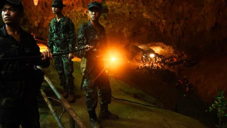 Se agota el tiempo para rescatar a 12 niños atrapados en una cueva de Tailandia