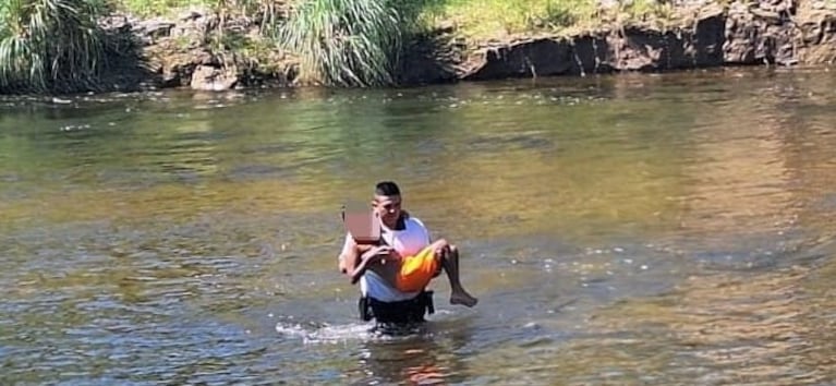 Se ahogaba en un río de Córdoba y fue rescatado por un policía.
