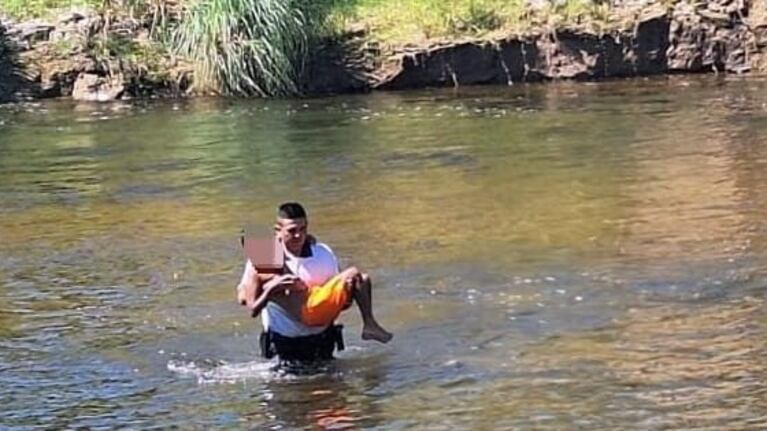 Se ahogaba en un río de Córdoba y fue rescatado por un policía.