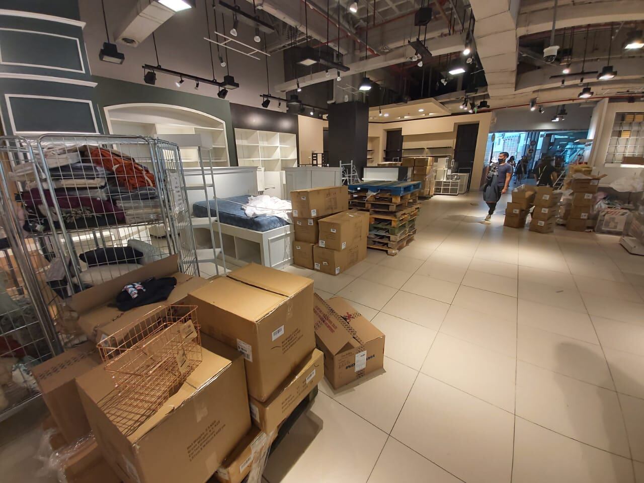 Se aproxima el cierre y la tienda de Falabella en Córdoba ya está casi vacía. / Foto: Andy Ferreyra El Doce