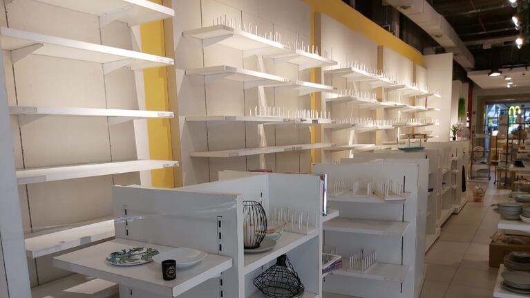 Se aproxima el cierre y la tienda de Falabella en Córdoba ya está casi vacía. / Foto: Andy Ferreyra El Doce