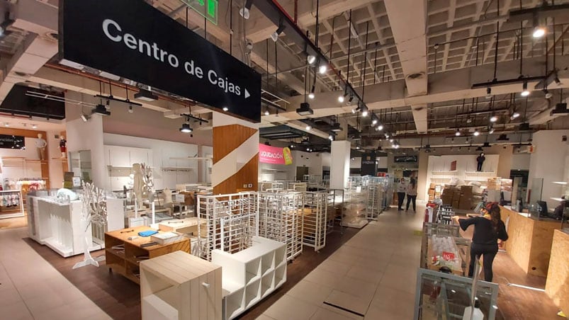 Se aproxima el cierre y la tienda de Falabella en Córdoba ya está casi vacía. / Foto: Andy Ferreyra El Doce