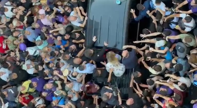 Se armó un gran tumulto de personas por la llegada del presidente.