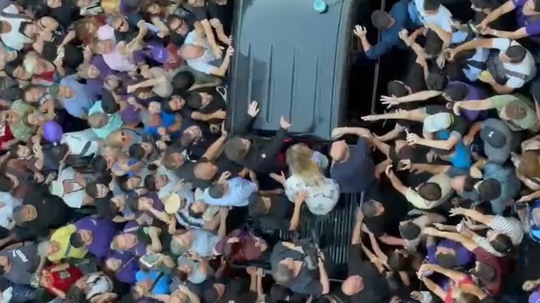 Se armó un gran tumulto de personas por la llegada del presidente.