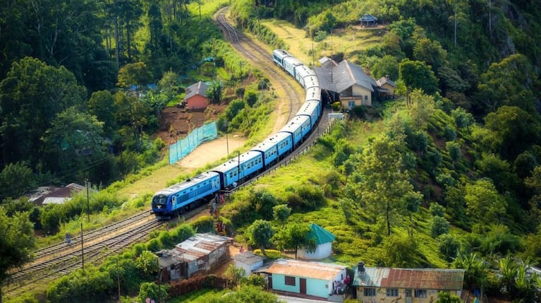 Se asomó por la ventana del tren para tener la selfie de moda, se cayó y está gravísima