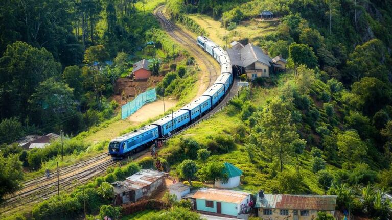 Se asomó por la ventana del tren para tener la selfie de moda, se cayó y está gravísima