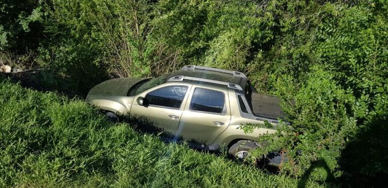 Se bajó a pedir información, se olvidó de poner el freno y su auto cayó por un barranco