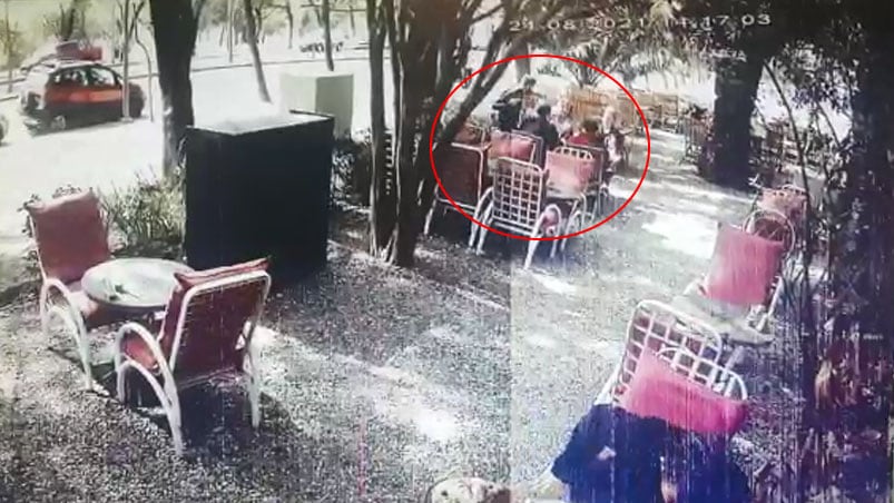 Se bajó de la moto y asaltó a tres personas que disfrutaban de un almuerzo al sol.