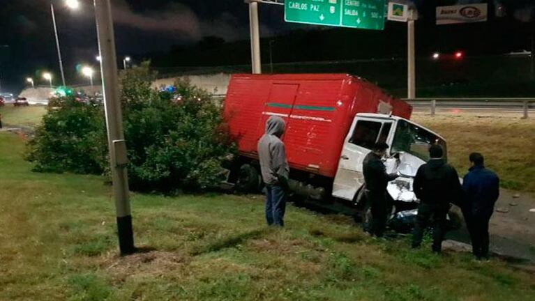 Se bajó para ayudar a un camión que volcó: pasó otro camión, lo embistió y lo mató