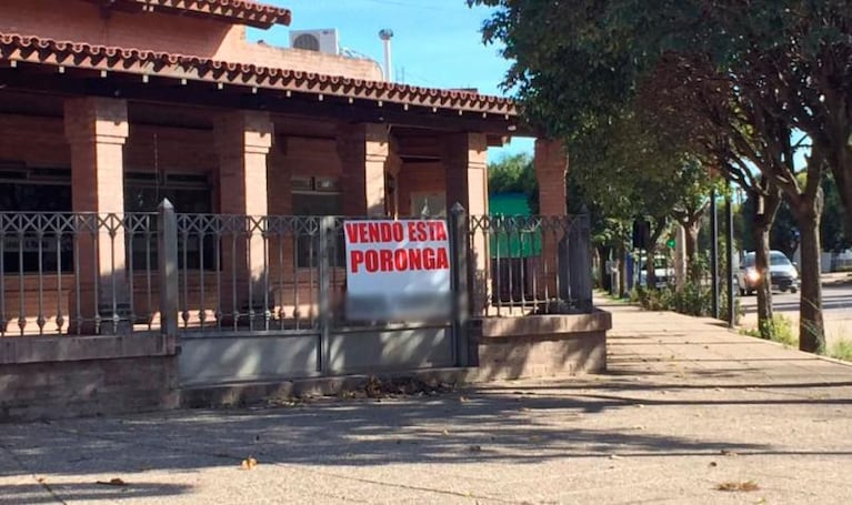 Se cansó de su propiedad y pegó un llamativo cartel: "Vendo esta poron..."