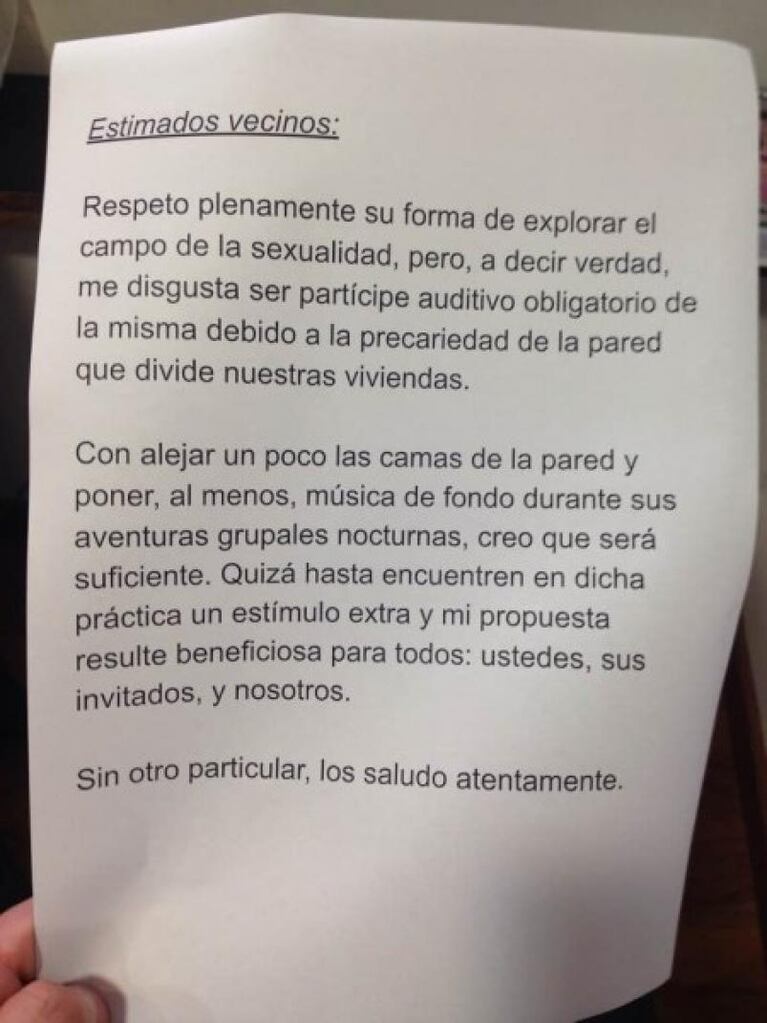 Se cansó de sus vecinos swingers y les mandó un mensaje