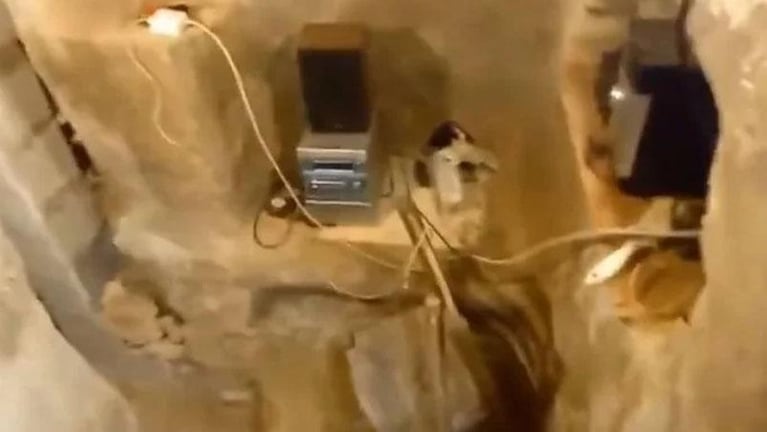 Se cansó de vivir con sus padres y armó una casa en una cueva: tiene WiFi, luz y calefacción