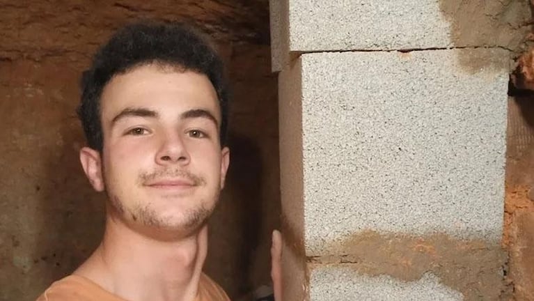 Se cansó de vivir con sus padres y armó una casa en una cueva: tiene WiFi, luz y calefacción